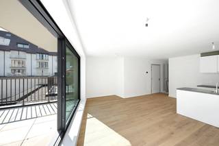 Cet appartement à haut rendement énergétique avec pompe à chaleur, chauffage par le sol et panneaux solaires est situé au centre d'une petite résidence récemment construite à Heist-aan-Zee, à distance de marche de la promenade.<br /><br />L'agencement pratique comprend une salle de séjour lumineuse avec une cuisine ouverte, entièrement finie et équipée de tous les appareils modernes. À côté se trouvent un débarras, des toilettes séparées pour les invités, une salle de bains avec douche à l'italienne et deux chambres de taille normale, chacune pouvant accueillir un lit double.<br /><br />L'appartement, situé au premier étage, dispose d'une généreuse terrasse orientée au sud.<br /><br />Possibilité d'acheter ce bien en-dessous du régime des droits d'enrégistrement sur la valeur du terrain et la TVA sur la valeur de la construction.<br /><br />Une cave privée et un local à vélos commun sont disponibles dans l'immeuble.