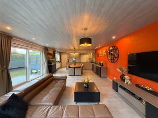 In Zedelgem, op wandelafstand van het centrum, de winkels, de school, openbaar vervoer en op slechts 7min van de E40 staat deze instapklare en moderne woning. Deze leuke en gezellige gemeente beschikt over alle faciliteiten qua sport, scholen, restaurants en de Colruyt op 100m. De woning is deel van Residentie De Witte Doorn die opgericht is een tiental jaar geleden. Dit is het perfecte vastgoed voor wie onafhankelijk wil wonen maar toch mee wil profiteren van de voordelen van een residentie waarbij je bv zelf de tuin niet moet onderhouden. Het huis is modern en heeft naast een ruime living met zicht op de tuin en groen, een grote keuken met berging, een inpandige garage en op de verdiepinig drie slaapkamers en een badkamer.<br /><br /><span>Gelijkvloers (105m2):</span><br />Inkomhal/traphal (8m2) met toilet (hangtoilet + lavabo) - ruime living (57m2) met grote ramen en zicht op de tuin - open ingerichte keuken met veel kastruimte, werkblad in composiet, inductie kookplaat, vaatwas, combi oven, warmeluchtoven, frigo en dubbele spoelbak - aansluitende berging aan de keuken (3m2) - garage (23m2) met automatische sectionaalpoort en wasplaats met CV-ketel (Viessman), regenpomp, waterverzachter - zonnige tuin met verschillende terrassen (tuinhuis wordt nog verwijderd) - oprit in blauwe hardsteen met extra parkeerplaats.<br /><br /><span>1ste Verdieping (71m2):</span><br />Nachthal (11m2) met toilet - 3 slaapkamers (12m2, 13m2, 16m2) - badkamer met aparte douche, ligbad en meubel met dubbele lavabo, schuiven en spiegelkast<br /><br /><span>Algemeen:</span><br />- Station Loppem/E40/E403: op 7min<br />- wandelafstand van de Colruyt, scholen, centrum<br />- ramen in PVC met isolerende beglazing en muggenramen<br />- moderne architectuur<br />- maandelijkse kost voor onderhoud en verzekering