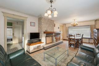 <p>Ruime gezinswoning met 4 slaapkamers, garage, zuidgericht terras en tuin, gelegen in een aangename en goed bereikbare omgeving! Deze woning combineert een praktische indeling met comfort en tal van extra troeven.<br /><br />INDELING:<br />Inkomhal, ruime woonkamer met open haard, volledig geïnstalleerde open keuken, badkamer met ligbad en douche, aparte douchekamer, 2 toiletten, wasplaats en kelder (berging). Op de verdieping bevinden zich 4 slaapkamers en een nachthal. Daarnaast is er een zolder die momenteel dienst doet als bergruimte.<br />Buiten geniet u van een zuidgericht terras en tuin, een tuinhuis en een garage met automatische poort. <br /><br />Wat maakt dit pand uniek?<br />♦ 4 slaapkamers – ruime gezinswoning – open haard met schouw en overkap in geslagen koper – recent dak en isolatie (2007) – rolluiken overal – automatisch zonnescherm bij terras– garage met automatische poort – CV op mazout (gekeurd) – rustige ligging met speelplein, KSA, scholen en winkels in de buurt.<br /><br />Voor wie is dit pand ideaal?<br />♦ Voor gezinnen die ruimte, comfort en een zonnige tuin zoeken.<br />♦ Voor wie een degelijke woning wil met praktische extra’s.<br />♦ Voor kopers die een woning zoeken in een kindvriendelijke buurt met alle voorzieningen nabij.<br /><br />Akte mogelijk vanaf 1 juni 2026. <br /><br />Te koop via Immo Beguin, jouw vastgoedexpert sinds 2009. Met kantoren in Ronse, Waregem, Kortrijk, Deinze, Doornik en Lessines.<br />✉️ info@immobeguin.be<br />📞 +32 486 60 66 00</p>