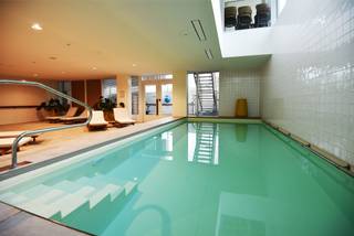 <h3>Appartement de résidence-services exclusif dans un emplacement de choix au cœur d’Oostduinkerke</h3>
<p>Situé au cœur du charmant village d’Oostduinkerke, cet appartement récent de résidence-services bénéficie d’un environnement particulièrement calme, où confort, sécurité et qualité des services sont les maîtres-mots.</p>
<p>L’appartement se compose d’un hall d’entrée avec toilettes séparées, d’un lumineux séjour donnant accès à une agréable terrasse, d’une cuisine entièrement équipée, d’une spacieuse chambre à coucher ainsi que d’une grande salle de bains comprenant notamment une seconde toilette.</p>
<p>Les résidents profitent d’une large gamme de services et de soins, complétée par d’excellentes infrastructures de détente et de bien-être. La résidence dispose notamment d’une piscine intérieure chauffée, d’un sauna, d’un hammam, d’une salle de fitness ainsi que de plusieurs espaces communs élégants favorisant les rencontres et la convivialité.</p>
<p>Grâce à ses avantages fiscaux intéressants, cet appartement de résidence-services constitue également un investissement particulièrement attractif. Actuellement loué, il offre un rendement immédiat et représente une opportunité idéale pour un investissement sans souci.</p>
<p>Située A. Boudrystraat 8670 Oostduinkerke, cette résidence offre une combinaison unique de calme, de confort, de luxe et d’une situation centrale, à distance de marche des commerces, restaurants et de toutes les commodités quotidiennes.</p>
<p><br />Toute offre sérieuse sera soumise à l’appréciation du vendeur.</p>
<p><strong>Intéressé par cette opportunité unique ?</strong><br />N’hésitez pas à contacter <strong>Frank Verschoore</strong> au <strong>0484 74 44 59</strong> pour obtenir de plus amples informations ou organiser une visite.</p>