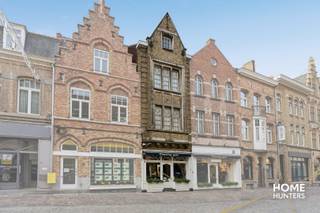 In het hart van Ieper bieden wij deze interessante investeringseigendom aan, momenteel verhuurd als winkelruimte. De eigendom is sinds de jaren 80 onafgebroken verhuurd aan dezelfde huurder, een ondertussen alom gekende en gevestigde handelszaak in Ieper.<br /><br />Het betreft hier de verkoop van één deel van het pand. De huidige huurder wenst de huur verder te zetten, wat deze eigendom bijzonder aantrekkelijk maakt voor investeerders op zoek naar stabiele en zekere huuropbrengsten.<br /><br />De benedenverdieping is ingericht als handelsruimte, terwijl de bovenverdiepingen momenteel dienstdoen als stockageruimte.<br /><br />Reeds uitgevoerde werken:<br /><br />Het dak is geïsoleerd<br /><br />De ramen aan de achterzijde werden vernieuwd<br /><br />Een unieke kans om te investeren in een commercieel goed op toplocatie, met een betrouwbare huurder en een lange historiek. <br /><br />Voor meer informatie of een plaatsbezoek contacteer Home Hunters op het nummer 057/377.477 of via hallo@homehunter.be