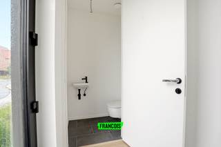 Ontdek deze stijlvolle halfopen woning te koop in Krombeke, waar hedendaags wooncomfort en een rustige woonomgeving perfect samenkomen. Deze instapklare eigendom uit 2024 biedt alle ruimte voor wie op zoek is naar een moderne gezinswoning met toekomstgerichte technieken.<br /><br />In de Burgemeester Deblockstraat in Krombeke geniet u van een aangename ligging met vlotte bereikbaarheid en een rustige omgeving. Deze ruime woning beschikt over een bewoonbare oppervlakte van 115 m² en werd doordacht ontworpen met oog voor comfort en energiezuinig wonen. Binnenin vindt u een lichtrijke leefruimte die naadloos aansluit op de keuken en de buitenomgeving. Met drie volwaardige slaapkamers en een badkamer biedt deze woonst alle ruimte voor gezinnen, starters of wie extra plaats wenst. De tuin wordt nog aangelegd, waardoor u deze volledig naar eigen smaak kan afwerken en optimaal kan genieten van het buitenleven. Dankzij de kwalitatieve afwerking is deze woning volledig instapklaar.<br /><br />De indeling gaat als volgt: <br /><br />inkom - wc - leefruimte - keuken - berging<br /><br />nachthal - 3 slaapkamers - badkamer<br /><br />Benieuwd naar deze woning in Krombeke? Vraag vandaag nog uw bezoek aan via Immo Francois en ontdek zelf de troeven van deze eigendom. Vanuit onze sterke aanwezigheid in Poperinge, Vleteren, Heuvelland en Mesen begeleiden wij u graag persoonlijk bij uw zoektocht naar uw nieuwe thuis.<br /><br />Technische kenmerken:<br /><br />- Lucht-lucht warmtepomp<br /><br />- 8 zonnepanelen en thuisbatterij<br /><br />- AEG toestellen in de keuken<br /><br />Denk je eraan om je woning in Poperinge te verkopen? Neem vrijblijvend contact op met Aline van Immo Francois in Poperinge voor een gratis schatting via aline@immofranocis.be.<br /><br />
