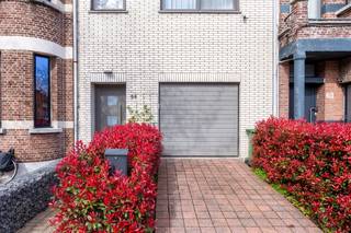 Deze ruime woning is gelegen op toplocatie te Merksem. Hier is er een zee van ruimte en mogelijkheid om wonen en werken te combineren of voor kangeroewoning! De inkomhal geeft toegang naar de grote garage met smeerput en automatische poort. Er is een mooie ruimte(mogelijks 2 slaapkamers) of een woonkamer of werkplek. Wasplaats. Hier toegang tot het terras en de mooie tuin.Er is hier ook een keuken. Op de 1ste verdieping heb je de volledig uitgeruste, ruime en uiterst gezellige leef-keuken met gasstoof . Vanuit de keuken toegang naar de tuin! Er is een grote living met veel lichtinval waar het heerlijk vertoeven is, hier ook een gasstoof. Aanpalend de ruime eetkamer. Er is een moderne grote volledig betegelde badkamer met inloopdouche, dubbele lavabo met kasten, handdoek-droger en toilet. Op de 2de verdieping zijn er 2 grote slaapkamers. Er is een droge bruikbare kelder. Voortuin met plaats voor 1 wagen. Zonnepanelen. Tuin met mooi zonne-terras en grote planten,privacy! Kortom, dit is de ideale plek om je thuis van te maken! Epc Label C 238kWh/m2, Arei conform elektriciteit, Asbestveilig. Absoluut de moeite een bezoekje ter plaatse te brengen! Meer info: www.domus-imobilien.be of bel Irene 0475/653581. 