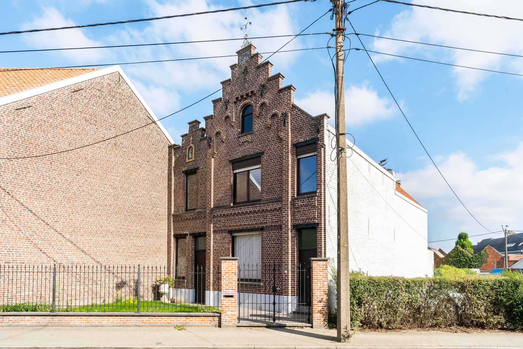 Te renoveren, charmant herenhuis met 2 garages en atelier - foto 1