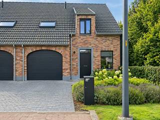 In een nieuwe kleinschalige verkaveling nabij het dorp van Oostakker, ligt op het einde van de doodlopende straat deze energiezuinige woning met zuidgerichte tuin en inpandige garage. Alles in deze woning is van uitmuntende kwaliteit.<br />De inkomhal met toilet komt uit in de lichtrijke woonkamer met hele grote open keuken voorzien van alle comfort (duurdere afwerkingsmaterialen)<br />Vanuit de woonkamer en keuken heb je toegang en zicht op het ruime terras en zuidgerichte tuin.<br />Via de keuken heb je verbinding naar de inpandige garage, waar ruimte is voor 1 wagen. Voor de garage heb je een vestiaire en trap die je naar de bovenverdieping brengt.<br />Hier tref je 3 grote kamers waarvan 1 met dressing(16m2, 15m2, 12m2 ) en een ruime badkamer met inloopdouche, toilet, dubbele lavabo, bad en aansluiting voor wasmachine.<br />Via een uittrektrap kom je op de hele grote zolder, die al deels van tapijt voorzien is. <br />Het huis beschikt over 10 zonnepanelen en een ventilatiesysteem.<br />De beide toiletten staan op de regenput en ook de wasmachine staat op de regenput maar kan ook op leidingwater aangesloten worden.<br />Extra troef is de aanwezigheid van een oprit uit klinkers van blauwe hardsteen.<br /><br />De algemene voorwaarden van Dewaele DIY kunt u steeds raadplegen via dewaele.com.<br /><br />Bestuursmaatregelen in het maatregelenregister: nee