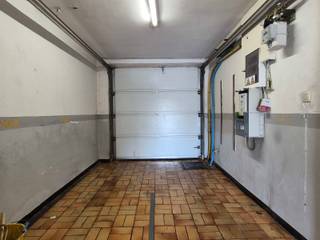 <span>Deze ruime bel-etagewoning is gelegen in de Kapelstraat te Beerse, op een gunstige locatie nabij het centrum en met een bushalte in de omgeving. De woning is verdeeld over drie niveaus en beschikt op het gelijkvloers over een inpandige garage, inkomhal, badkamer, berging en een keuken met toegang tot het terras en de tuin, waar zich eveneens een praktische opbergruimte bevindt. Op de eerste verdieping vinden we een tweede keuken, een badkamer met ligbad en een ruime woonkamer met twee veranda’s, die ook als extra slaapkamer of hobbyruimte kunnen worden ingericht. De tweede verdieping omvat drie slaapkamers. Verder zijn er buiten meerdere autostaanplaatsen en is er een servitude doorgang. Een BEZOEK aanvragen kan enkel online via </span><span>WWW.VASTGOEDPARTNERS.BE</span>
