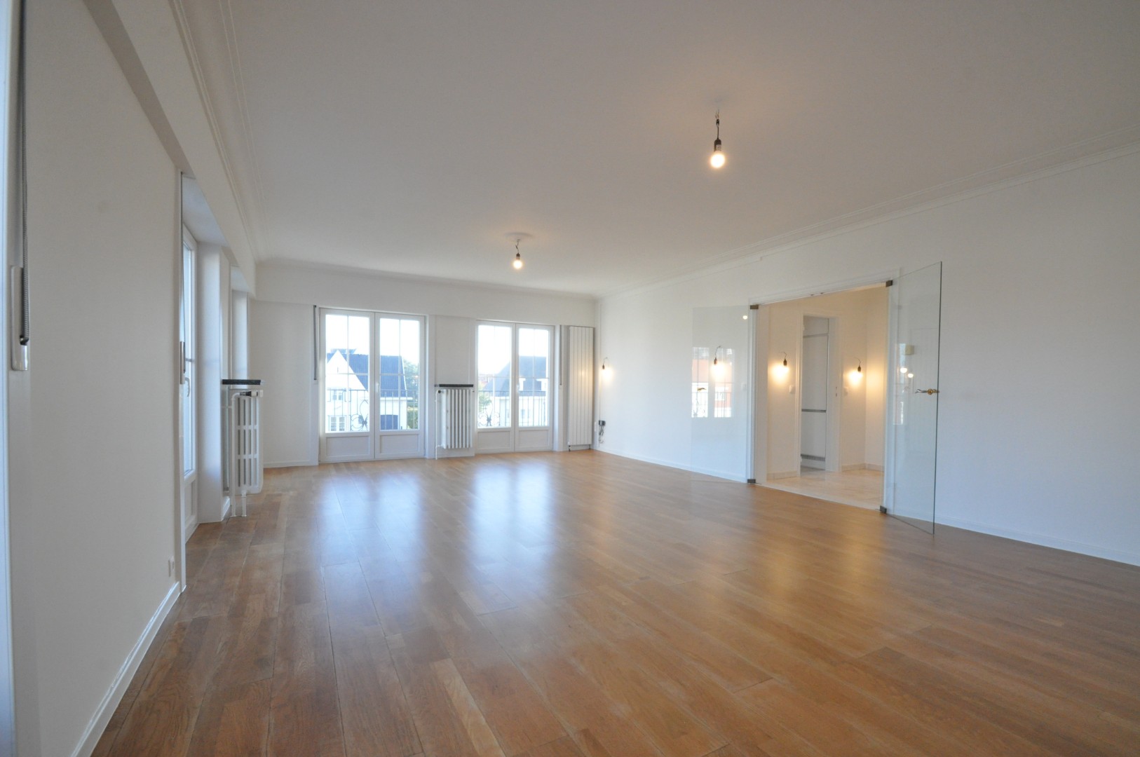 Recent vernieuwd, 3 slaapkamer appartement met zijdelings zeezicht en rondom terrassen,  in statige residentie vlakbij het Albertstrand. - foto 2