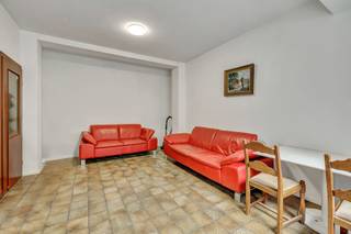 At the border between Ganshoren and Jette, on the ground floor of a small building of 4 units without a co-ownership association, charming apartment of ±47 m².<br />It consists of a spacious living room of ±20 m², a separate equipped kitchen, one bedroom, a bathroom with laundry area, separate toilets, and a southwest-facing terrace.<br />Individual meters, gas boiler, double-glazed windows. Electrical installation in compliance.<br />Low charges, quiet and residential environment, immediate proximity to public transport and shops.<br />Perfectly suitable as a representative office, liberal profession, accounting office, or for a student (close to the UZ campus).<br />Garage box available for €25,000.<br />A must-see!