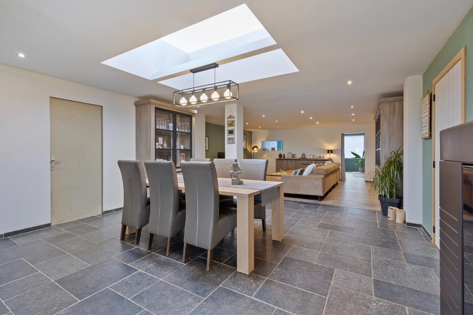 Gerenoveerde woning met grote tuin, uitweg en 5 slaapkamers - foto 4