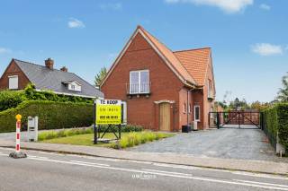 BEZOEKMOMENT 3 augustus van 16:30u - 18:30u. Plan snel uw bezoek!<br /><br />Bent u op zoek naar een eigendom waar comfortabel wonen en praktisch werken perfect samengaan? Dan zal deze instapklare woning u meteen weten te overtuigen. De woning werd dit jaar zorgvuldig vernieuwd en biedt alle hedendaagse comfort, gecombineerd met een ruim magazijn dat tal van mogelijkheden biedt voor zelfstandigen, opslag of een hobbyruimte.<br /><br />Binnen geniet u van een lichtrijke leefruimte, een volledig uitgeruste keuken en een prachtige, moderne badkamer die met kwaliteitsvolle materialen werd afgewerkt. Er zijn in deze woning drie volwaardige slaapkamers, ideaal voor een gezin of wie graag over een extra bureau- of hobbykamer beschikt. De 2 toiletten op het gelijkvloers en verdiep zijn een extra troef.<br /><br />Ook technisch zit deze woning helemaal goed. Zo werd het dak vernieuwd, beschikt de woning over een gunstig EPC en is ze bovendien asbestveilig, waardoor u zorgeloos kunt verhuizen.<br /><br />Buiten vormt de fraai aangelegde tuin een heerlijke plek om tot rust te komen en te genieten van het groen. Dankzij de dubbele oprit is er ruim voldoende parkeergelegenheid, terwijl het achterliggende magazijn van 100m2 met hoge poorten een absolute meerwaarde vormt. Deze ruimte is perfect toegankelijk voor bestelwagens of grotere voertuigen en leent zich uitstekend voor professionele activiteiten, opslag of een atelier.<br /><br />Kortom, een eigendom die ruimte, comfort en functionaliteit op een unieke manier combineert. Een ideale opportuniteit voor wie op zoek is naar een instapklare woning mét extra mogelijkheden voor werk of hobby, op één en dezelfde locatie.