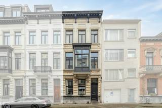 Dit herenhuis met zes slaapkamers te koop is gelegen in het zuiden van Antwerpen aan de Moonsstraat. Deze locatie is zeer centraal in de Markgravewijk vlakbij verschillende invalswegen. Horeca en cultuur zijn op wandelafstand.<br />Wat deze woning heel erg uniek maakt is het koetshuis achteraan waarin plaats is om vier auto's te parkeren en boven een atelier kan worden voorzien.<br /><br />Indeling herenwoning<br />Gelijkvloers:<br />- inkomhal<br />- woonkamer<br />- open keuken<br />- apart toilet<br />- tuin<br /><br />Eerste verdieping:<br />- badkamer<br />- twee ruime slaapkamers<br /><br />Tweede verdieping:<br />- twee slaapkamers<br /><br />Derde verdieping:<br />- twee slaapkamers<br /><br />Indeling koetshuis achteraan met privatieve toegangspoort<br />Gelijkvloers:<br />- vier autostaanplaatsen<br />- berging<br /><br />Eerste verdieping<br />- atelierruimte <br /> <br />Troeven:<br />- parkeergarage voor vier auto's achteraan<br />- mogelijkheid om een atelier in te richten<br />- toplocatie<br /><br />De woning wordt te koop aangeboden via Pre-sale. De bezoeken op afspraak zullen gepland worden op zaterdag 24 oktober en dinsdag 27 oktober.<br />Bij verdere interesse kan je een vast en onvoorwaardelijk bod uitbrengen uiterlijk tegen vrijdag 30 oktober om 17u00. De vermelde prijs van €995.000 is een instelprijs.<br /><br />Bent u geïnteresseerd in een appartement of woning te koop in Antwerpen? Aarzel dan niet om ons te contacteren. <br />Had u graag uw eigen eigendom te koop aangeboden contacteer ons dan voor een vrijblijvende schatting, telefonisch op het nummer 03/206.76.76 of per mail naar antwerpen@dewaele.com.<br /><br />Ook voor alle andere vragen omtrent vastgoed, kopen of verkopen kan u steeds bij ons terecht!<br /><br />De eigendom wordt aangeboden via de Pre-sale formule. Van 24/10/2026 om 10:00 tot 27/10/2026 om 18:30 kan u het huis op afspraak komen bezichtigen en een bod uitbrengen. De vermelde prijs is een instelprijs. Voor meer info, gelieve contact op te nemen met de dossierverantwoordelijke.<br /><br />Bestuursmaatregelen in het maatregelenregister: nee