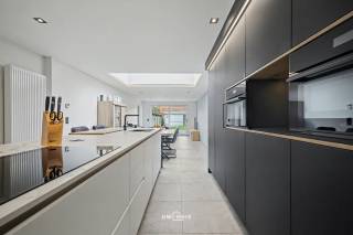 Deze charmante rijwoning, gelegen in het hart van Sint-Niklaas, combineert karaktervolle aspecten met moderne comfortspecificaties. Met een royale gebruiksoppervlakte van 153 m² biedt deze woning voldoende ruimte, verdeeld over drie comfortabele slaapkamers en een functionele badkamer. De woning is uitgerust met dakisolatie en een energiezuinige condensatieketel, wat bijdraagt aan een aangenaam binnenklimaat en een gunstig energieverbruik. De elektrische installatie is volledig gekeurd en conform de huidige veiligheidsnormen, wat extra gemoedsrust geeft. Een bijzonder fraai detail is de authentieke trap die de leefruimtes op elegante wijze verbindt. De gezellige tuin vormt een private groene oase, ideaal voor ontspanning en buitenactiviteiten. Deze woning is een perfecte blend van tijdloosheid en efficiënte voorzieningen, ideaal voor wie op zoek is naar comfort en duurzaamheid.