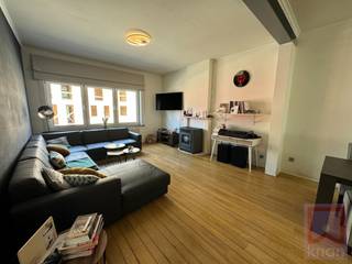 Ontdek deze ruime (337m² bruikbaar vloeroppervlak!) en multifunctionele eigendom die perfect kan dienen als gezinswoning, combinatie wonen/werken...