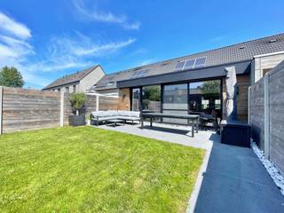 Kijkdag zaterdag 08/08 van 14u - 16u<br />inschrijven via info@immo-s.com<br /><br />Recente en energiezuinige woning te Keiem. <br /><br />Deze woning beschikt over: inkom, apart toilet, ruime living met open keuken voorzien van kookeiland en alle nodige toestellen, aansluitende berging, 3 slaapkamers, badkamer met inloopdouche. <br />Buiten is er een gezellige en onderhoudsvriendelijke tuin met garage & uitweg langs achter. <br /><br />Energiezuinige woning voorzien van zonnepanelen, ventilatiesysteem, regenwater, ... <br /><br />huurprijs: €925/maand<br />vrij vanaf 1 september 2026<br />EPC label: A <br />adres: Keiemdorpstraat 93a - Keiem.