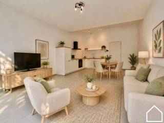 Dit appartement is uiterst geschikt als belegging en is momenteel verhuurd voor 760€/maand aan een oudere dame.<br /><br />Via de inkomhal (5 m²) betreedt u de aangename leefruimte met een open, volledig ingerichte keuken. De keuken beschikt over een vaatwasser, elektrische kookplaat, heteluchtoven, koelkast en inox spoelbak. De leefruimte en keuken hebben samen een mooie oppervlakte van 31,35 m².<br /><br />Verder beschikt de woning over een praktische berging/wasruimte (4,20 m²) en een apart toilet.<br /><br />De ruime slaapkamer (14 m²) sluit rechtstreeks aan op de on-suite badkamer (3,80 m²), uitgerust met een moderne inloopdouche en een enkel lavabomeubel.<br /><br />Een absolute troef is het aangename terras van 13,75 m², dat aansluit op de privé tuin (60m²). Ideaal om in alle rust te genieten van het buitenleven.<br /><br />Daarnaast is er een fietsenstalling en een handige achteruitweg, ideaal voor het vlot buitenzetten van fietsen, vuilnisbakken en groenafval.<br /><br />Extra troeven:<br /><br />Elektrische rolluiken in de slaapkamer<br />Vloerverwarming met lucht-water warmtepomp<br /><br />Een comfortabele en energiezuinige woning met een aangename indeling, moderne voorzieningen én een mooie buitenruimte.<br /><br />Heeft u interesse in deze energiezuinige woning? Contacteer Frédéric via verkoop@partnersinvastgoed.be of 057/21.93.36 en plan vandaag nog uw bezoek.<br /><br />Bent u benieuwd naar de waarde van uw eigen woning? Contacteer Partners in Vastgoed voor een vrijblijvende en professionele schatting.