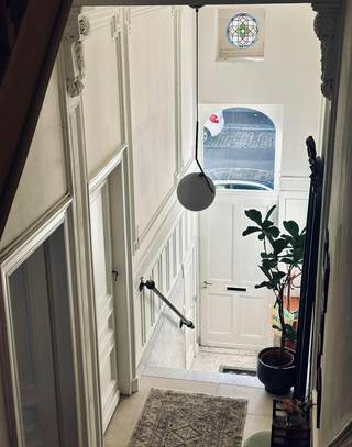 Op zoek naar vastgoed met een ziel? Dit prachtige herenhuis staat te koop en combineert historische charme met verrassend veel ruimte en hedendaags comfort.<br /><br />Achter de statige gevel van dit herenhuis in Vilvoorde bevindt zich een instapklare gezinswoning met een bewoonbare oppervlakte van maar liefst 234 m². De vele originele elementen werden zorgvuldig behouden en geven dit huis zijn bijzondere karakter en warme uitstraling.<br /><br />Indeling:<br /><br />Gelijkvloers: <br />- inkomhal met imposante marmeren trap<br />- grote leefruimte met vele authentieke elementen<br />- recent gerenoveerde keuken met hoogwaardige materialen en kwalitatieve toestellen<br />- zonnig terras met toegang tot een ruime stadstuin omgeven door bomen en veel groen<br /><br />Eerste en tweede verdieping:<br />- 4 ruime slaapkamers, met de mogelijkheid om tot 5 slaapkamers te creëren<br />- ruime dressing met veel opbergruimte<br /><br />Souterrain:<br />- momenteel ingericht als logeerkamer en bureau<br /><br />Troeven van dit huis:<br />- de grandeur van een herenhuis met alle modern wooncomfort<br />- volop ruimte voor een groot gezin, thuiskantoor, hobbyruimte, praktijk of logeerkamers<br />- EPC B, recent vernieuwd dak voorzien van 10 zonnepanelen, geen renovatieverplichting<br /><br />Bereikbaarheid:<br /><br />- gelegen in het centrum van Vilvoorde nabij scholen, winkels en het station met vlotte verbindingen naar Brussel, Mechelen, Antwerpen en Leuven<br />- de Ring is snel bereikbaar<br />- ruime parkeergelegenheid<br /><br />Interesse om dit bijzondere huis te kopen? Schrijf je in voor onze kijkdag op zondag 1 november.<br /><br />De algemene voorwaarden van Dewaele DIY kunt u steeds raadplegen via dewaele.com.<br /><br />Bestuursmaatregelen in het maatregelenregister: nee