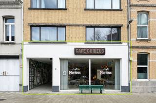 Ruime handelszaak (+/- 121 m²) op een goede en centrale locatie te Berchem!<br /><br />Deze handelsruimte is ingedeeld als volgt:<br /><br />Hal, open ruimte vooraan van 44m² (heden ingericht als gebruiksruimte), kleine berging, twee aparte ruimtes waarvan heden 1 in gebruik als vergaderzaal (16 m² / 5,5 m²), sanitair (m/v), grote keuken achteraan met veel kastruimte en tot slot een grote bergruimte (23 m²), tevens toegankelijk via de zij-ingang.<br /><br />Dit eigendom is zeer geschikt voor zachte horeca (broodjeszaak/ontbijt-lunchzaak/koffiebar/...).<br /><br />Voor meer informatie of een afspraak ter plaatse, aarzel niet ons te contacteren op nummer 03 337 50 70 of surf naar www.vbvastgoed.be.
