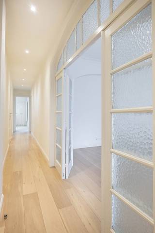 UCCLE, idéalement situé entre Montjoie et le Bois de la Cambre, sis au 4e étage d’un petit immeuble, nous vous présentons ce magnifique appartement au caractère préservé de ± 120m² en parfait état général. Ascenseur, double vitrage et chauffage collectif au gaz. Electricité conforme. <br />
<p><u>4e étage</u> : Appt "Lot 5"</p>
<ul>
<li>Grand hall d'entrée avec vestiaire</li>
<li>Lumineux living de ± 41m²</li>
<li>Cuisine de ± 15m super équipée avec coin buanderie et accès à la terrasse</li>
<li>Chambre 1 de ± 18m² avec accès à la terrasse</li>
<li>Chambre 2 de ± 13m²</li>
<li>Salle de bains avec double lavabos</li>
</ul>
Cave n° 5