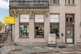 Uitzonderlijke handelsruimte op zeer centrale locatie<br /><br />In een hoekpand gelegen, op wandelafstand van het Operaplein, nabij verscheidene kwaliteitszaken en met goede mobiliteitsverbinding bevindt zich deze winkel / kantoorruimte<br />De oppervlakte strekt zich uit over twee niveau's. De gelijkvloerse verdieping omvat een open ruimte. Een comfortabele trap brengt u naar het bovenliggende niveau. Verder een ruime stockruimte op de -1.<br /><br />Verder kunnen er parkeerplaatsen ondergronds aangekocht worden . <br /><br />De parking Meir-Opera biedt ruime parkeerfaciliteiten in de directe nabijheid.