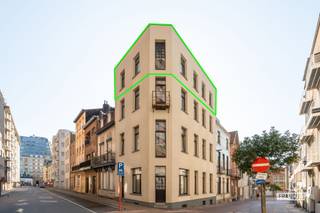 Op zoek naar een appartement te koop in Blankenberge? Dit lichtrijke hoekappartement in de Franchommelaan combineert een centrale ligging met een praktische indeling en vormt zowel een aangename woonst als een interessante investering. Bovendien bevindt u zich op wandelafstand van zee, strand en alle dagelijkse voorzieningen.<br /><br />Gelegen op de derde verdieping verwelkomt deze eigendom u in een ruime, lichtrijke leefruimte met eetplaats, waar de vele raampartijen zorgen voor een aangename woonbeleving. De halfopen keuken sluit mooi aan op de leefruimte en creëert een vlotte verbinding tussen koken en wonen. Verder beschikt het appartement over een badkamer, een volwaardige slaapkamer en een tweede kamer die perfect kan worden ingericht als kinderkamer, bureau of dressing. Met een bewoonbare oppervlakte van 61 m² en zonder renovatieplicht is dit appartement in Blankenberge een uitstekende keuze voor zowel eigen bewoning als investering.<br /><br />Benieuwd naar deze eigendom? Contacteer Immo Francois voor een bezoek en ontdek het zelf.<br /><br />Denkt u eraan om uw woning in Blankenberge te verkopen? Neem vrijblijvend contact op met Iben van Immo Francois in Blankenberge voor een gratis schatting via iben@immofrancois.be.<br /><br />