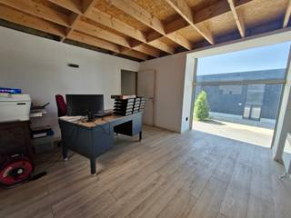 For rent: warehouse of approximately 240 sqm, offering an excellent clear height of 6 metres, equipped with a large sectional door and compliant...