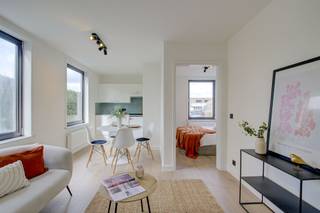 <p><span>Gerenoveerd één-slaapkamerappartement op het gelijkvloers met een ideale ligging en bereikbaarheid. </span></p><p><span>Het appartement beschikt over een woonruimte met open keuken, een volwaardige slaapkamer, ingerichte badkamer en privatieve parking. </span></p><p><span>- conforme elektriciteitsinstallatie </span></p><p><span>- EPC-score van C </span></p><p><span>Vraagprijs: 119.000 euro</span></p><p><span>Voor wie op zoek is naar een betaalbare woonst of een interessante investering met mooi rendement.</span></p>