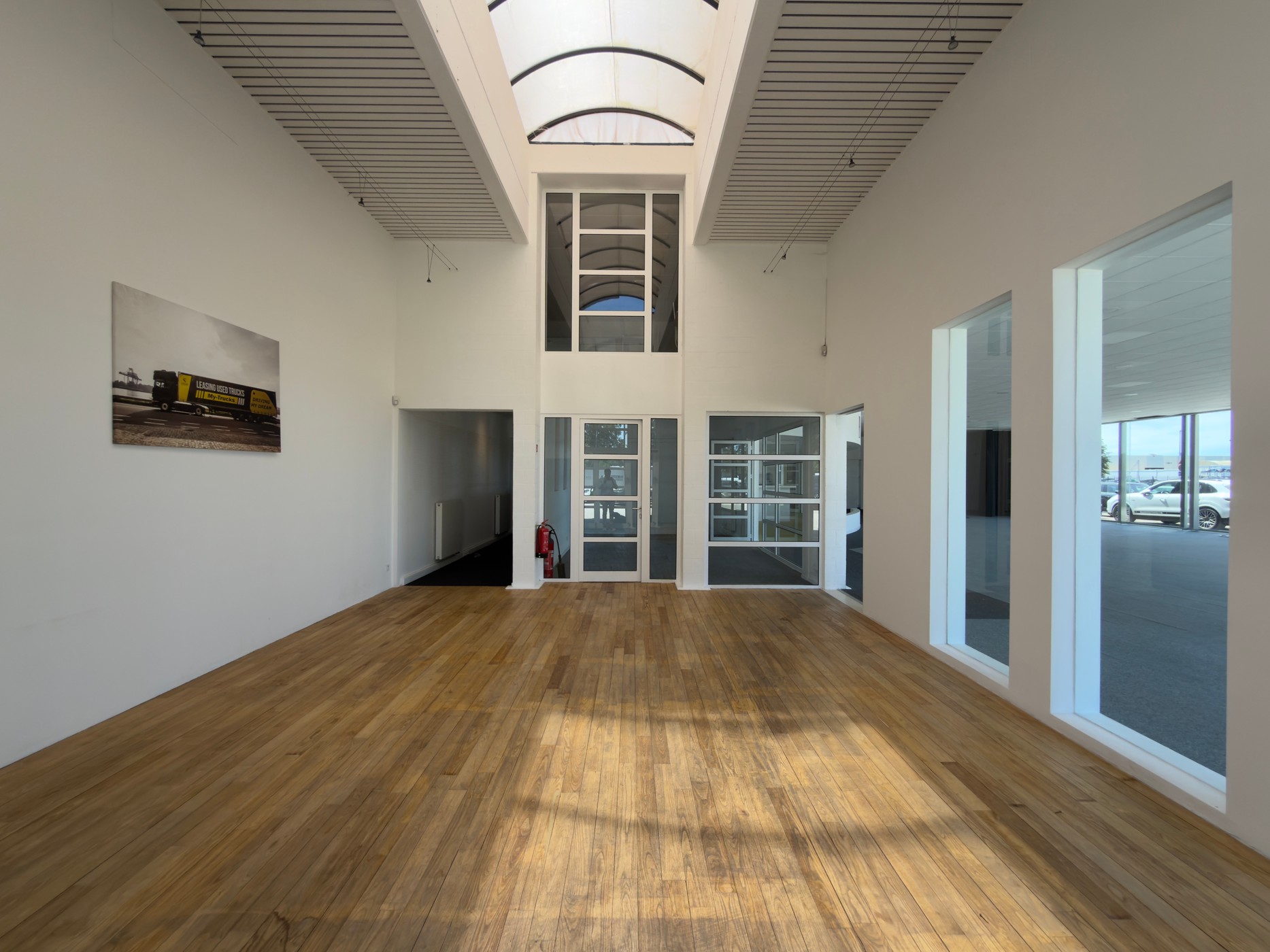 Strategisch gelegen opslagruimte/showroom met kantoor op toplocatie langs de E40 - foto 3