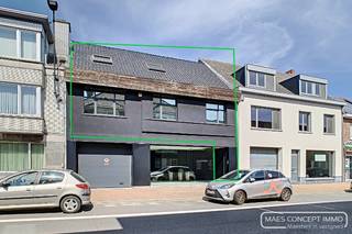 <span><strong>Duplexappartement met 3 slaapkamers en dakterras te huur in Oudenaarde</strong></span><br /><br />Ruim appartement te huur met zonnig terras.<br />Dit is het enige appartement in het gebouw : een duplex met 3 slaapkamers met een zolderruimte op de bovenverdieping die perfect als hobbyruimte of buro kan dienen.<br />
<ul>
<li><span>Gelijkvloers : Je komt binnen in de inkomhal van jouw appartement. De mooie houten trap leidt je naar de eerste verdieping.</span></li>
</ul>
<ul>
<li><span>1<sup>ste</sup> verdieping :<br />In de nachthal is er enerzijds toegang naar de leefruimte met open keuken.</span><br /><span>Anderzijds ga je vanuit de nachthal naar het aparte toilet en de badkamer met dubbel lavabomeubel, instapdouche en ligbad. In de badkamer is ook plaats voor aansluiting van de wasmachine.<br />Er zijn 3 slaapkamers waarvan 2 met inbouwkasten, 1 slaapkamer geeft onmiddellijke toegang op het prachtig terras.</span><br /><br /><span>De keuken is heel praktisch ingericht met voldoende kastruimte en voorzien van alle toestellen : oven, kookfornuis, dampkap, frigo. Er is ook plaats voor een vaatwasmachine.</span><br /><span>De woonkamer heeft veel licht door de koepel en de (schuif)ramen, die rechtstreeks toegang bieden tot het ruime gezellige terras van wel 35 m<sup>2 </sup>groot. Hier kan je echt ontspannen in alle rust.</span></li>
</ul>
<ul>
<li><span>2<sup>de</sup> verdieping is er een extra kamer die als hobbyruimte kan gebruikt worden. Via deze kamer kom je ook in de zolderruimte.</span></li>
</ul>
<br /><span>De vloeren in parket geven een warme gezellige look. <br /><br />Er is geen lift of garage. Parkeren kan u op straat voor het gebouw of op een gratis parking op wandelafstand.</span><br /><span>Perfect gelegen: op wandelafstand van de kerk, scholen en station van Eine. Perfecte verbindingsweg naar N60 Gent, Oudenaarde...<br /><br />Huurprijs: 850 € /maand<br />Vrij vanaf 1/11/2026 </span><br />Interesse in een bezoek? Schrijf je in via onze website op het bezoekmoment maandag 24/8 van 16 tot 17u.<br />