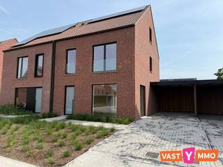 <p><span>Instapklare en energiezuinige nieuwbouwwoning met 3 slaapkamers, grote tuin en carport. Deze halfopen nieuwbouwwoning bevindt zich in de nieuwe verkaveling "Hofakker". Een mooie, rustige locatie met het centrum van Wuustwezel op korte afstand. </span></p><p><span> </span></p><p><span>Indeling</span></p><p><span>Gelijkvloers</span></p><p><span>Via de inkomhal met gastentoilet kom je binnen in deze moderne woning. Aansluitend bevindt zich een praktische wasplaats (ca. 4 m²) met de nodige aansluitingen en een uitgietbak. Een stijlvolle stalen deur met kathedraalglas geeft toegang tot de lichtrijke leefruimte met open keuken, samen goed voor maar liefst 45 m². De grote raampartijen zorgen voor een aangename lichtinval en een mooi zicht op de tuin. Er is ruim genoeg plaats voor een gezellige zithoek en een eettafel. De moderne keuken is volledig uitgerust met kwalitatieve AEG-toestellen, waaronder een inductiekookplaat met geïntegreerde dampkap, combi-oven, vaatwasser, koelkast en spoelbak. Het praktische kookeiland maakt deze keuken super functioneel. </span></p><p><span> </span></p><p><span>Eerste verdieping</span></p><p><span>Via de trap in de leefruimte bereik je de eerste verdieping. De ruime overloop biedt plaats voor een bureauhoek of een gezellig lees- en zithoekje. Verder vind je hier 3  slaapkamers (10 m², 10 m² en 14 m²), evenals een mooie badkamer (7 m²). Deze is ingericht met een ruime inloopdouche, een badkamermeubel met wastafel en een handdoekdroger.</span></p><p><span> </span></p><p><span>Tweede verdieping</span></p><p><span>De ruime zolderverdieping van maar liefst 43 m² biedt extra (opberg)ruimte. </span></p><p><span> </span></p><p><span>Tuin en terras</span></p><p><span>Vanuit de leefruimte heb je rechtstreeks toegang tot het terras en de volledig omheinde tuin. </span></p><p><span> </span></p><p><span>Carport en tuinberging</span></p><p><span>Naast de woning bevindt zich een ruime carport met aansluitende tuinberging, ideaal voor het stallen van fietsen, tuinmateriaal en extra opslag.</span></p><p><span> </span></p><p><span>Extra</span></p><p><span>De woning is helemaal instapklaar (volledig geschilderd) - zonnepanelen - vloerverwarming via een energiezuinige warmtepomp. </span></p><p><span>Onmiddellijk beschikbaar. </span></p><p><span>Bemeubelde foto's enkel ter illustratie </span></p>