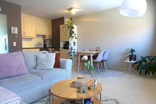 Instapklaar 1- slaapkamer appartement met ruim terras in het centrum van GierleEPC: 134 kWh/m² | Beschikbaar vanaf 01/08/2026 | Carport...