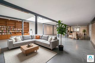 <br />Ontdek deze uitzonderlijke loftwoning met een bewoonbare oppervlakte van maar liefst 686 m² – een zeldzame vondst voor wie wonen en ruimte harmonieus wil combineren.<br />Dit karaktervolle, monumentale gebouw straalt grandeur uit en biedt een waaier aan mogelijkheden voor zelfstandigen, ondernemers of creatievelingen die op zoek zijn naar een unieke leef- én werkomgeving.<br /><br /><strong>Riante leef-loft</strong> <br />Centraal in het pand bevindt zich een royale ruimte die vandaag dienst doet als toonzaal, maar dankzij de vernieuwde vloerverwarming en de open architectuur moeiteloos kan worden omgevormd tot een spectaculaire leefloft.<br />Aansluitend bevindt zich een stijlvolle uitbouw/veranda met uitzicht op de groene tuin – perfect als warme leefruimte, creatieve werkplek.<br />Daarnaast beschikt de woning over een praktische garage met zolderruimte én zes privéparkeerplaatsen: een waardevolle troef voor wie klanten ontvangt of meerdere voertuigen veilig wil stallen.<br /><strong>Duplex appartement op de verdieping</strong><br />Op de bovenverdieping bevindt zich een duplex appartement dat zowel kan dienen als hoofdverblijf als gastenkamer. Dankzij de directe verbinding met de benedenruimte vormt dit de ideale setting om wonen en werken naadloos samen te brengen.<br /><br /><strong>EPC-label C – geen renovatieverplichting</strong><br />Met een gunstig EPC-label C geniet deze eigendom van een solide energetische basis, zonder verplichte renovatie. Perfect voor de koper met visie die deze unieke loft verder wil verfijnen volgens eigen smaak en behoeften. Bent u klaar om deze uitzonderlijke eigendom naar een hoger niveau te tillen?<br />Met zijn indrukwekkende oppervlakte, sterke uitstraling en unieke combinatie van woon- en werkruimtes biedt dit pand een buitenkans op de huidige markt.<br />Laat u inspireren door de mogelijkheden en ontdek hoe deze locatie uw nieuwe thuisbasis én creatieve of professionele uitvalsbasis kan worden.<br /><strong>Deze woning dient verder afgewerkt te worden, de render foto's zijn enkel om een beeld te scheppen hoe de woning er kan uitzien na verdere werken.</strong><br /><br />Wacht niet te lang om deze unieke kans te grijpen. Kom het zelf ontdekken en ervaar de verschillende mogelijkheden die deze woning te bieden heeft. Wij staan klaar om u te verwelkomen in uw toekomstige droomhuis! Bel ons vrijblijvend op voor een bezoek en info. Wij begeleiden u graag met de glimlach op zoek naar uw droomwoning . T. 051 62 40 40.<br />