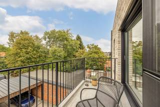 <p>Centraal gelegen nabij Augustijnslei en Klina, met openbaar vervoer voor de deur.</p><p>Indeling: inkomhall met praktische (vestaire)kast, riante zonnige leefruimte ca. 49m2 op tegelvloer met open ingerichte keuken (2 ovens, vaatwas, inductiekookplaat, ijskast/diepvries).<br />CV-berging naast de keuken. Achteraan een ruim terras met avondzon en groen uitzicht.<br />Eén slaapkamer (ca. 11,50m2) op tegelvloer, badkamer ingericht met ruime douche, toilet en lavabo. Aparte (was)berging voorzien.<br />Overdekte parkeerplaats achteraan INBEGREPEN.</p><p>Extra's: <br />- energiezuinig appartement uit 2021 met label A (E32/57kWh/m2)<br />- vloerverwarming<br />- vliegenramen <br />- ventilatietype C<br />- geen lift</p><p>Info/bezoek: 03/283 83 00 - noord@sinjoor.be</p>