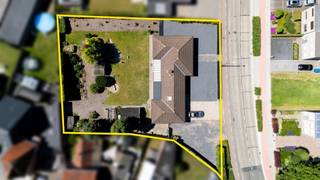 <p><span>Ruime laagbouwwoning op een mooi perceel van 1.373m²</span></p><p><span> </span></p><p><span>Dit betreft een uitstekend gelegen open bebouwing type bungalow met o.a. 2 slaapkamers en een dubbele garage.</span></p><p><span>De woning is gelegen in een residentiële woonstraat en beschikt over een zeer vlotte mobiliteit richting Antwerpen, Gent, Sint-Niklaas & Hulst door de nabijheid van E34 en N403. </span></p><p><span>Tevens heeft het perceel een straatbreedte van ca. 48m waardoor er zeer veel mogelijkheden zijn naar uitbreiding of projectontwikkeling toe. </span></p><p><span>De onberispelijke staat van onderhoud, het veelzijdige vloerplan en het interessante perceel zijn slechts enkele van de troeven.</span></p><p><span> </span></p><p><span>INDELING</span></p><p><span>Oprit met plaats voor meerdere wagens.</span></p><p><span>Inkomhal.</span></p><p><span>Ruime woonkamer met veel lichtinval een 100% interactie tot de tuin.</span></p><p><span>Aparte keuken met ruimte voor eettafel.</span></p><p><span>Verscheidene bergruimten aan de keuken.</span></p><p><span>Apart toilet.</span></p><p><span>2 slaapkamers.</span></p><p><span>Badkamer met inloopdouche, lavabomeubel en toilet.<br />Veranda met deels overdekt terras.</span></p><p><span>Dubbele garage met extra bergruimte.</span></p><p><span>(Berg)zolder over de gehele oppervlakte van de woning.</span></p><p><span>Zeer ruime en aangename tuin.</span></p><p><span> </span></p><p><span>EXTRA</span></p><p><span>Bouwjaar 1985, in onberispelijke staat van onderhoud. </span></p><p><span>ALU ramen met dubbele beglazing en rolluiken.</span></p><p><span>Airco voorzien in verscheidene ruimtes.</span></p><p><span>CV op aardgas.</span></p><p><span>Straatbreedte van ca. 48m.</span></p><p><span>Uitstekend gelegen op de grens Sint-Pauwels/Kemzeke op wandelafstand van centrum Kemzeke.</span></p><p><span>Zeer vlotte mobiliteit via E34 (Antwerpen-Gent), N403 (St-Niklaas-Hulst) en lokale invalswegen.</span></p><p><span> </span></p><p><span>EPC: 362kWh/m² - Label D</span></p><p><span>Wg - Vg - Gvv - Gvkr - Gmo</span></p><p><span> </span></p><p><span> </span></p>