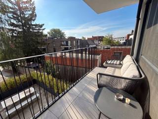 <p><span>Modern 2-slaapkamerappartement met aangenaam terras, gelegen in het centrum van Kapellen, inclusief lift en privatieve autostaanplaats! </span></p><p><span> </span></p><p><span>INDELING</span></p><p><span>De inkomhal is voorzien van een gastentoilet met handenwasser en ingebouwde vestiairekasten. Van hieruit bereikt u de lichtrijke leefruimte, ingedeeld in een gezellige zithoek, een eethoek en een open keuken, uitgerust met alle hedendaagse inbouwtoestellen. Aansluitend bevindt zich het aangename terras met een open uitzicht.<br />Verder beschikt het appartement over twee slaapkamers, een ingerichte badkamer met wastafel en inloopdouche, evenals een praktische wasplaats/berging. Het volledige appartement is voorzien van vloerverwarming.</span></p><p><span><br />Bijzonderheden: </span></p><p><span>- Gelegen op de tweede verdieping, bereikbaar met de lift.</span></p><p><span>- Rustig gelegen aan de achterzijde van het gebouw, waardoor u in alle rust kunt genieten, terwijl u zich toch in het centrum van Kapellen bevindt, op wandelafstand van winkels, horeca, openbaar vervoer en andere voorzieningen.</span></p><p><span>- Beschikbaar vanaf 1 september 2026.</span></p><p><span>- Langdurige verhuur (9-jarig huurcontract).</span></p><p><span>- Basishuurprijs: 1.150/maand + 50 vaste kosten ( 1.200/maand in totaal).</span></p><p><span>- Privatieve autostaanplaats op eigen terrein inbegrepen en bergruimte</span></p><p><span>- Recent en energiezuinig appartement</span></p><p><span>- De meubels op de foto's zijn niet inbegrepen.</span></p>