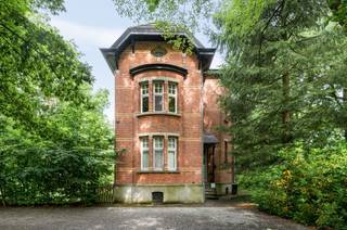 <p><span> </span></p><p><span>Characterful and historic house on approximately 1,660 m² in green oasis within walking distance of the center of Maria ter Heide. </span></p><p><span>This authentic "officers house" is located on the Diksmuidelei in Brasschaat and was thoroughly renovated a few years ago. </span></p><p><span> </span></p><p><span>Layout</span></p><p><span>You enter the house through the entrance hall with stairs to the first floor and guest toilet. From this central entrance hall you reach the various living spaces, with an office or study at the front of the house. Spacious lounge with fireplace and adjacent dining room with several windows overlooking the garden. From the dining room as well as from the entrance hall you have access to the spacious kitchen with breakfast room or dining area. From the kitchen access to the garden and terrace. </span></p><p><span> </span></p><p><span>1st floor</span></p><p><span>Night hall giving access to a master suite composed of a bedroom with dressing room and private bathroom. Another spacious bedroom or second office and a second bathroom. </span></p><p><span> </span></p><p><span>2nd Floor</span></p><p><span>Through the fixed staircase you reach the fully equipped second floor with a large multipurpose room, as well as two more bedrooms. There are provisions for furnishing a third bathroom or a kitchenette. </span></p><p><span> </span></p><p><span>Basement</span></p><p><span>The house is fully basement at standing height with storage cellar, wine cellar and laundry room.</span></p><p><span> </span></p><p><span>Garden and outdoor spaces</span></p><p><span>The house is surrounded by a natural park garden with mature trees. In the garden you will enjoy peace and privacy. Terrace as well as a storage room near the terrace. Ample parking is provided on site, with possibilities to build a garage or garden shed.</span></p><p><span> </span></p><p><span>Details</span></p><p><span>This charming home was built at the beginning of the 20th century using timeless materials and lots of character. In 2005 the house was thoroughly renovated while maintaining its charm and valuable elements. The roof was completely renewed, as well as new windows were installed, utilities such as electrical installation and central heating installation were renewed. The property has been neatly maintained and is in a good state of general maintenance. </span></p><p><span>This property is subject to the renovation obligation. Buildings with an energy label E or F must be fitted with energy-saving measures within five years of purchase to achieve at least a D label. </span></p><p><span> </span></p><p><span>More information through our office. </span></p>