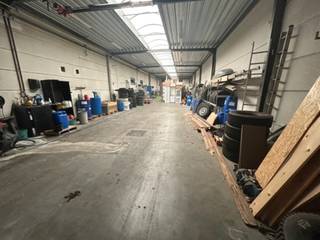 <p>Te koop: Ruime opslagruimte van 1.050 m² gecombineerd met 185 m² kantoren te koop in Vorst, op slechts 1 km van de Brusselse ring. Deze locatie biedt uitstekende connectiviteit en gemak, met een ruime parking (+/- 10 voertuigen) en toegang tot het magazijn via 2 grote sectionale poorten. De vrije hoogte van het magazijn varieert tussen +/- 4m en 4m50, wat het ideaal maakt voor diverse opslagbehoeften of als werkplaats.</p>
