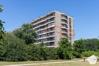 Dit <strong>instapklare</strong> <strong>hoekappartement</strong> geniet van een <strong>uitstekende</strong> en <strong>rustige</strong> <strong>ligging</strong>, op wandelafstand van het strand en het openbaar vervoer.<br /><br />Via de ruime inkomhal betreedt u de <strong>lichtrijke</strong> <strong>leefruimte</strong>, afgewerkt met een <strong>kwalitatieve</strong> <strong>vloer</strong>. Dankzij de hoekligging beschikt het appartement over <strong>grote</strong> <strong>raampartijen</strong> aan twee zijden, wat zorgt voor een optimale <strong>natuurlijke</strong> <strong>lichtinval</strong> en een aangenaam ruimtegevoel. Vanuit de leefruimte geniet u van een <strong>prachtig</strong> <strong>uitzicht</strong> op de <strong>duinen</strong>. Aansluitend bevindt zich de <strong>functioneel</strong> <strong>ingerichte</strong> <strong>keuken</strong>, voorzien van alle noodzakelijke toestellen en voorzieningen.<br />Verder omvat het appartement een afzonderlijk gastentoilet, een <strong>badkamer</strong> met een <strong>ruime</strong> <strong>inloopdouche</strong> en <strong>twee</strong> <strong>volwaardige</strong> <strong>slaapkamers</strong>. In één van de slaapkamers is een <strong>aansluiting</strong> voorzien voor de <strong>plaatsing</strong> van een <strong>wasmachine</strong> en <strong>droogkast</strong>. Beide slaapkamers bieden bovendien <strong>rechtstreeks</strong> <strong>toegang</strong> tot het <strong>zongerichte</strong> <strong>terras</strong>, waar u kunt genieten van een open en <strong>weids</strong> <strong>uitzicht</strong> over het <strong>hinterland</strong>.<br /><br />Op het gelijkvloers beschikt het appartement over een <strong>privatieve</strong> <strong>berging</strong>. Daarnaast is er een <strong>gemeenschappelijke</strong> <strong>fietsenberging</strong> aanwezig. De eigenaar biedt tevens de <strong>mogelijkheid</strong> om een <strong>afgesloten</strong> <strong>garagebox</strong> in het gebouw afzonderlijk <strong>aan</strong> <strong>te</strong> <strong>kopen</strong>.<br /><br />Het appartement is gelegen op de <strong>vierde</strong> <strong>verdieping</strong> en is vlot bereikbaar met de <strong>lift</strong>.<br /><br />Dankzij de uitstekende ligging, de kwalitatieve afwerking en de praktische indeling is dit appartement uitermate geschikt als vaste woonst, tweede verblijf of als investering.