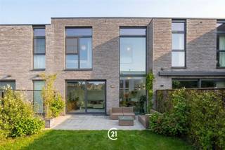<p><span><span> </span><span>Découvrez cette superbe <strong>maison moderne BEN</strong> qui allie parfaitement confort, efficacité énergétique et excellente situation. Cette élégante maison dispose de <strong>trois chambres à coucher spacieuses et deux salles de bains modernes et très bien finies.</strong></span></span><span></span></p><p><span><span>Voici quelques-uns des nombreux atouts de cette maison de premier choix :</span></span></p><p><span>-<span> </span><span>Un salon spacieux et lumineux grâce à de grandes fenêtres et à un loft ouvert</span></span><span><span></span></span></p><p><span>-<span> </span><span>Armoires encastrées, tant à l'étage qu'au rez-de-chaussée</span></span><span><span></span></span></p><p><span>-<span> </span><span>Cuisine sur mesure de grande qualité</span></span><span><span></span></span></p><p><span>-<span> </span><span>Deux salles de bains luxueuses en Mortex, avec baignoire et douche</span></span><span><span></span></span></p><p><span>-<span> </span><span>Matériaux de haute qualité tels que le parquet et les matériaux composites</span></span><span><span></span></span></p><p><span>-<span> </span><span>Rideaux automatiques sur mesure avec moustiquaires</span></span><span><span></span></span></p><p><span>-<span> </span><span>Garage intérieur avec espace de rangement supplémentaire adjacent</span></span><span><span></span></span></p><p><span>-<span> </span><span>Jardin paysager avec passage arrière</span></span><span><span></span></span></p><p><span>-<span> </span><span>Toilettes séparées au rez-de-chaussée et à l'étage</span></span><span><span></span></span></p><p><span>-<span> </span><span>14 panneaux solaires</span></span><span><span></span></span></p><p><span>-<span> </span><span>Réinspection de l'installation pour le placement de la station de recharge à l'avant de la maison (boîte à fusibles séparée et inspection électrique supplémentaire)</span><span> </span></span><span><span></span></span></p><p><span>-<span> </span><span>Adoucisseur d'eau</span></span><span><span></span></span></p><p><span>-<span> </span><span>Maison BEN</span></span><span><span></span></span></p><p><span>-<span> </span><span>Excellente situation près de toutes les facilités, grande accessibilité et pourtant une vie tranquille dans ce cul-de-sac</span></span><span><span></span></span></p><p><span>-<span> </span><span>Peut être acheté avec 2% de droits d'enregistrement au lieu de 6% ou 21% de TVA</span></span><span></span></p><p><span><span> </span><span>Situé à proximité du centre de La Panne et de Veurne. De nombreuses facilités telles que des écoles, des magasins et des supermarchés se trouvent dans les environs immédiats. Cette propriété est située à distance de marche de la gare , plage, forêt et artères principales (E40). </span><span> </span></span></p><p><span><span>Une opportunité unique pour ceux qui recherchent une vie moderne dans un excellent emplacement. Contactez-nous dès aujourd'hui pour plus d'informations ou pour une visite des lieux.</span><span> </span></span><span></span></p>