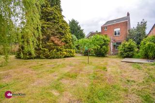<p><span>Te renoveren woning met atelier op toplocatie in Boortmeerbeek</span></p><p><span> </span></p><p><span>Deze rustig gelegen woning, gelegen op een uitstekende locatie in Boortmeerbeek, bied tal van mogelijkheden voor wie op zoek is naar een renovatieproject met potentieel. Met een ruime atelierruimte, inpandige garage & een ruim perceel vormt deze woning de ideale basis om volledig naar eigen smaak en wens in de richten. </span></p><p><span> </span></p><p><span>Via de inkomhal, met toegang tot de kelder, kom je in de leefruimte met zit- & eetgedeelte. Aansluitend kan je de ruime in te richten keuken terugvinden. Naast het hoofdgebouw bevindt zich een zeer ruim aanpalend gebouw dat perfect kan ingericht worden als extra leefruimte, met bijkomende slaapkamers of als atelier-/praktijkruimte. Tal van mogelijkheden dus! </span></p><p><span> </span></p><p><span>Op de eerste verdieping bevinden zich 2 volwaardige slaapkamers, badkamer, een berging en polyvalente ruimte. De tweede verdieping beschikt over een ruime zolderkamer die kan ingericht worden als extra slaapkamer of hobbyruimte.</span></p><p><span> </span></p><p><span>Een absolute troef is de zeer ruime tuin, ideaal voor wie graag buiten vertoeft.</span></p><p><span> </span></p><p><span>Dankzij de gunstige ligging en de vele renovatiemogelijkheden is dit een uitstekende opportuniteit voor wie op zoek is naar een interessant project met veel toekomstperspectief.</span></p><p><span> </span></p><p><span>Is dit waar je op zoek naar bent? Plan dan zeker een bezoek in voor deze woning en ontdek zelf de mogelijkheden!</span></p><p><span> </span></p><p><span>015 20 36 00 - info@domoxim.be</span></p><p><span> </span></p><p><span>domoXim. Waar dromen thuis komen!</span></p><p><span> </span></p><p><span>Benieuwd naar de waarde van je </span><span>eigen</span><span> woning? Wij geven je graag advies.</span></p><p><span> </span></p><p><span>Dit pand is onderworpen aan de renovatieverplichting van de Vlaamse overheid voor residentiële gebouwen (behoudens bij sloop binnen 6 jaar na de aankoop). Consulteer voor meer informatie de website van het Vlaams Energie- en Klimaatagentschap via https://www.vlaanderen.be/een-huis-of-appartement-kopen/renovatieverplichting-voor-residentiele-gebouwen</span></p>
