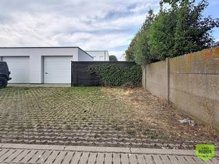 Vakantiedomein Zeedroom II – Eigentijds genieten aan de Belgische kust<br /><br />Welkom in Zeedroom II, een exclusief en kleinschalig vakantiedomein, gelegen aan de Lombardsijdelaan 165 (woningen 8 t.e.m. 15) te Westende. Dankzij de uitstekende ligging op de grens van Westende en Lombardsijde, langs de verbindingsweg tussen Nieuwpoort en Oostende, geniet u van een ideale uitvalsbasis vlak bij strand, zee, duinen en openbaar vervoer.<br /><br />Elke vakantiewoning wordt volledig uitgerust met duurzame en energiezuinige technieken zoals een warmtepomp/airco en duurzame isolatie, zodat u zorgeloos kunt genieten van maximaal comfort. Er is keuze uit vakantiewoningen met 2 of 3 slaapkamers.<br /><br />Standaard inbegrepen:<br /><br />- Privatieve tuin<br />- Ruim zonneterras<br />- Eigen parkeerplaats <br />- Airconditioning (koelen en verwarmen) via warmtepomp<br />- Zonnepanelen<br />- Grote raampartijen voor een optimale lichtinval<br />- Uniek woonconcept<br /><br />De zuidgerichte woningen worden gebouwd volgens de maximaal toegelaten oppervlakte van 80 m². Dankzij het doordachte, gelijkvloerse ontwerp wordt elke vierkante meter optimaal benut.<br /><br />In tegenstelling tot vele andere vakantiewoningen in de regio zijn er geen hellende daken of verloren ruimtes, waardoor alle vertrekken volwaardig en praktisch ingericht zijn. Dit resulteert in een uitzonderlijk ruimtelijk gevoel en een optimaal wooncomfort.<br /><br />Zeedroom II combineert een eigentijdse architectuur, duurzame technieken en een topligging aan de kust. De ideale keuze als tweede verblijf, vakantieverblijf of interessante investering met een blijvende meerwaarde.