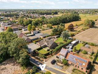 <p><span><span>Zeer ruime, energiezuinige woning met enorm veel mogelijkheden op 5320m²!</span></span></p><p><span><span> </span></span></p><p><span><span>Belangrijkste troeven:</span></span></p><p><span><span>- Zeer ruime woning van ca 350m²</span></span></p><p><span><span>- 6 - 7 slaapkamers</span></span></p><p><span><span>- Volledig gelijkvloers wonen mogelijk</span></span></p><p><span><span>- Perfect instapklaar dankzij recente renovatie (badkamer, sanitair, verwarming, zonnepanelen...)</span></span></p><p><span><span>- Zonnepanelen aanwezig van ca 7150 kW</span></span></p><p><span><span>- Momenteel handelsruimte met horecazaak aanwezig, maar biedt ook zeer veel andere mogelijkheden</span></span></p><p><span><span>- Prachtig, omheind perceel van 5320m² m</span></span><span><span>et beregening</span></span></p><p><span><span>- Fantastische ligging in groene omgeving nabij natuurdomein De Keiheuvel en De Most</span></span></p><p><span><span>- Elektriciteit conform, geen renovatieplicht en asbestveilig</span></span></p><p><span><span> </span></span></p><p><span><i><span>Bekijk zeker ook de grondplannen met de afmetingen. Zo krijgt u van thuis uit al een perfect beeld van wat deze woning te bieden heeft!</span></i></span></p><p><span><span>Wenst u meer info of een vrijblijvende bezichtiging, contacteer dan ons kantoor op het nummer 014 39 99 99 en wij helpen u graag verder.</span></span></p>