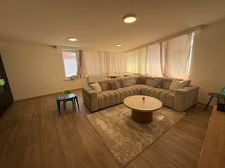 Op een uitstekende centrale ligging bevindt zich deze prachtige nieuwbouwwoning, afgewerkt met oog voor detail en hoogwaardige materialen. Dankzij de nabijheid van winkels, scholen, restaurants en parken geniet je hier van alle comfort binnen handbereik. Bovendien is de woning vlot bereikbaar via openbaar vervoer en belangrijke invalswegen.<br /><br />Ook de ligging ten opzichte van de kust is een absolute troef: de zee bereik je op slechts 15 minuten wandelen of 5 minuten fietsen.<br /><br />Deze energiezuinige woning werd gebouwd met duurzame en kwaliteitsvolle materialen en onderscheidt zich door haar ruime, functionele indeling. Daarnaast zijn er zonnepanelen aanwezig, wat bijdraagt aan een lagere energiefactuur.<br /><br />Op het gelijkvloers bevinden zich de lichtrijke woonkamer, de volledig uitgeruste keuken en de inpandige garage. Via de trap bereik je de eerste verdieping, waar zich twee comfortabele slaapkamers en een moderne badkamer bevinden. Bovendien beschikt de woning over een extra garagebox.<br /><br />Beschikbaar vanaf: 01/09/2026.<br /><br />