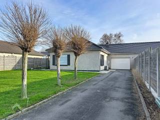 <p>Energiezuinige halfopen bebouwing in een rustige buurt bestaande uit een inkomhal met vestiaire en afzonderlijk toilet, gezellige leefruimte met eet-en zithoek, veranda/polyvalente ruimte, volledig uitgeruste keuken met vernieuwde apparatuur, 2 slaapkamers, ingerichte badkamer (douche, ligbad en dubbele wastafel), praktische was/bergplaats, garage met sectionale poort en een vaste trap naar de 2<sup>de</sup> verdieping die ingericht is met een 3<sup>de</sup> slaapkamer.</p>
<p>De tuin is zuid gericht en onderhoudsvriendelijk aangelegd met een groot terras en tuinberging + lounge.</p>
<p>Extra troeven:</p>
<ul>
<li>Energiezuinig</li>
<li>Conforme keuring elektriciteit</li>
<li>Regenwaterput</li>
<li>Voortuin met private oprit voor meerdere wagens</li>
<li>Tuin met grasrobot</li>
<li>Rustige ligging in een doodlopende straat.</li>
<li>Instapklaar</li>
</ul>
<p>Deze woning is te koop ZONDER makelaar via het concept van Smart Houses! Wenst u verdere inlichtingen of bezoek? Contacteer rechtstreeks de eigenaar via 0472/85.58.65.</p>