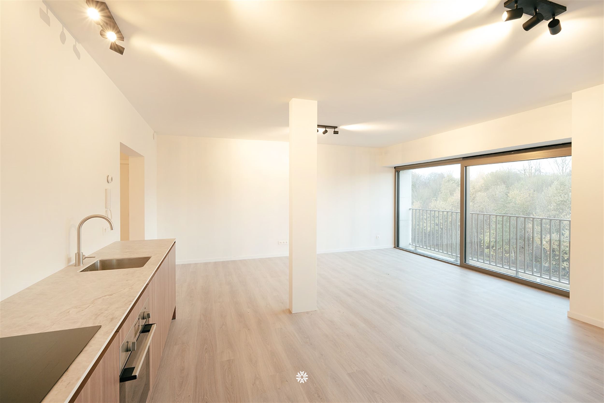 Kwalitatief gerenoveerd appartement in Hartje Sint-Niklaas - foto 4