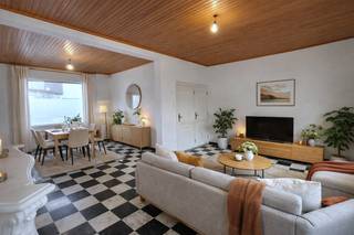 Maak uw bezoek aan ons nog eenvoudiger! Vul vooraf de huurdersfiche in en bezorg deze via mail aan verhuur@vastgoeddemeyer.be. U vindt de fiche onder downloads. Na ontvangst nemen wij contact met u op om een afspraak ter plaatse in te plannen. Alvast bedankt!<br /><br />Deze charmante stadswoning is volledig gerenoveerd en biedt drie ruime slaapkamers, een zonnige tuin met terras én een centrale ligging in Tielt, op wandelafstand van winkels, scholen, horeca en openbaar vervoer. De woning is onmiddellijk beschikbaar.<br /><br />Bij binnenkomst komt u in de inkomhal die toegang geeft tot de gezellige woonkamer, met ruimte voor zowel een zit- als eetgedeelte. De keuken is uitgerust met oven, kookplaat, dampkap, spoelbak en koelkast, en grenst aan een ruime wasplaats met aansluitingen voor wasmachine en droogkast en een apart gastentoilet. Op het gelijkvloers vindt u ook de vernieuwde badkamer met lavabo en inloopdouche. Vanuit de keuken stapt u zo het terras op en geniet u van de ruime tuin, die achteraan een praktische achterom via een voetweg heeft.<br /><br />Op de eerste verdieping vindt u drie ruime slaapkamers, terwijl een vaste trap ook toegang biedt tot de zolder voor extra opslag. De woning beschikt daarnaast over een droge kelder.<br /><br />PLUSPUNTEN:<br />* CENTRALE LIGGING<br />* VOLLEDIG GERENOVEERD<br />* GESCHILDERD<br />* ENERGIEZUINIG<br />* RUIME TUIN