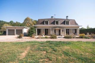 Meer info: pieter.buedts@homixx.be / 016199347.<br /><br />Met veel genoegen stellen wij deze bijzonder ruime en karaktervolle open bebouwing aan u voor. Deze verrassend royale gezinswoning combineert authentiek wooncomfort op een doordachte wijze met een afwerking van uiterst kwalitatieve en natuurlijke materialen. <br /><br />Bij het betreden van de woning komt u via de prachtige inkomhal terecht in de sfeervolle leefruimte. Hier valt meteen de stijlvolle natuursteen op, die het interieur een unieke en warme uitstraling verleent. Aansluitend bevindt zich de volledig geïnstalleerde keuken, uitgerust met hoogwaardige toestellen. De gelijkvloerse verdieping is verder uiterst praktisch ingericht met een eerste slaapkamer, bureau, een praktische doucheruimte, een handige berging en een dubbele garage met aparte wasplaats. <br /><br />De bovenverdieping is voorzien van een aangename kurkvloer en biedt plaats aan vier volwaardige slaapkamers en de hoofdbadkamer met ligbad. Via een uitschuifbare trap bereikt u de zolder, die uitstekende extra opbergmogelijkheden biedt. <br /><br />Buiten kunt u in alle rust ontspannen in de omheinde tuin met een gezellig terras. Uw wagen parkeert u veilig en droog in de inpandige garage met gemotoriseerde poort.<br />Een extra troef die de woning biedt is de vergunde stalling waarmee je als eigenaar of zelfstandig ondernemer extra opslag/werkruimte wint!<br /><br />De woning krijgt EPC-score E en valt dus onder de voorwaarden voor een energetische renovatie tot E-peil D binnen de zes jaar na aankoop.