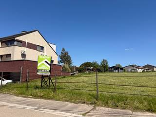Ce terrain est situé dans le village rural de Widooie, entre Tongres et Borgloon, dans une rue calme, avec des prairies et des champs à...