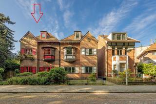 Bekijk alvast de videotour, het EPC, EK, grondplan en asbestinventaris via de Wellimmo-site ('documenten')<br /><br /><span><span><span><span><span><span><span><span><span><span><span><span><span><span>Gelegen aan de Joos Robijnslei 64, pal tegenover het Te Boelaerpark, bevindt deze karaktervolle halfopen bebouwing uit 1925, naar architecten </span></span></span></span></span></span></span></span></span></span></span></span></span></span>Bilmeyer en Claes,<span><span><span><span><span><span><span><span><span><span><span><span><span><span> zich in een residentiële en gegeerde buurt.  Woningen op deze locatie genieten van een blijvende meerwaarde dankzij het directe parkzicht, de rustige straat en de schaarste aan halfopen bebouwingen met oprit. De woning is gelegen op een perceel van +-225 m² en beschikt over een bewoonbare oppervlakte van 230 m² (excl. een ruime en bruikbare kelder). Aan de voorzijde is er een oprit, terwijl de achterzijde verrast met een zalige tuin.</span></span></span></span></span></span></span></span></span></span></span></span></span></span><br /><br /><span><span><span><span><span><span><span><span><span><span><span><span><span><span>Binnenin valt meteen de ruime en functionele indeling op. Op het gelijkvloers vinden we een inkomhal met gastentoilet, een afzonderlijk bureau aan de straatzijde en een dubbele leefruimte met houthaard. De architecturaal geïntegreerde achterbouw creëert een lichtrijke eetplaats met directe connectie naar de tuin. De keuken met inox werkblad is volledig geïnstalleerd.</span></span></span></span></span></span></span></span></span></span></span></span></span></span><br /><br /><span><span><span><span><span><span><span><span><span><span><span><span><span><span>De eerste verdieping telt drie slaapkamers, waaronder een bijzonder ruime kamer met erker en frontaal zicht op het park — een duidelijke troef. Verder is er een badkamer met uitbreidingsmogelijkheden.</span></span></span></span></span></span></span></span></span></span></span></span></span></span><br /><br /><span><span><span><span><span><span><span><span><span><span><span><span><span><span>De zolderverdieping is momenteel opgedeeld in twee afzonderlijke slaapkamers en beschikt reeds over een watervoorziening, waardoor een extra badkamer perfect realiseerbaar is.</span></span></span></span></span></span></span></span></span></span></span></span></span></span><br /><br /><span><span><span><span><span><span><span><span><span><span><span><span><span><span>Technisch bevindt de woning zich in zeer degelijke staat. Het dak werd reeds geïsoleerd, er is recente dubbele beglazing in houten schrijnwerk met behoud van de authentieke uitstraling en de verwarmingsinstallatie is evenseens recent. De elektrische installatie dient deels nog aangepast te worden aan de huidige normen.</span></span></span></span></span></span></span></span></span></span></span></span></span></span><br /><br />Kortom: Een karaktervolle parel op toplocatie die niet gauw op de Antwerpse vastgoedmarkt verschijnt!<br /><br />Voor meer info en uw bezoek bel 03.225.00.68 of info@wellimmo.net<br /><br /> 