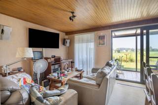 <p>Te koop: Halfopen te renoveren bebouwing op een rustige locatie in Muizen, met prachtig vrij uitzicht over de velden.</p><p>Deze te renoveren woning combineert een rustige, landelijke ligging met een praktische indeling, op een steenworp van Mechelen. Met drie volwaardige slaapkamers biedt deze woning alle troeven om uit te groeien tot uw ideale thuis. Vanuit de tuin geniet u dagelijks van een prachtig, vrij uitzicht over de omliggende velden, een unieke troef voor wie houdt van rust en natuur.</p><p><br /></p><p>Belangrijkste ruimtes:</p><p><br /></p><ul><li>Lichtrijke woonkamer met aanpalende veranda</li><li>Uitgeruste keuken</li><li>Badkamer met douche, toilet en wastafel in badkamermeubel</li><li>Drie slaapkamers</li><li>Inkomhal</li><li>Garage</li></ul><p>Troeven:</p><ul><li>Prachtig vrij uitzicht over de velden</li><li>Rustige, landelijke ligging op fietsafstand van Mechelen</li><li>Dicht bij winkels, scholen, openbaar vervoer en andere voorzieningen</li><li>Drie volwaardige slaapkamers</li></ul>