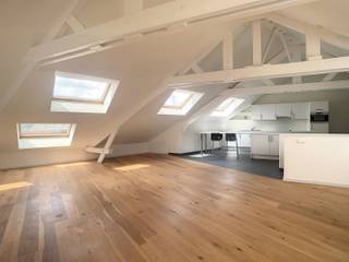 <p>Op zoek naar een ruime duplex met karakter in het centrum van Tienen? Dan is dit instapklare appartement aan de Diestsesteenweg 112 een aanrader. Vanaf het moment dat je binnenstapt, voel je de kwaliteit en de luxueuze afwerking van dit pand. De centrale ligging zorgt ervoor dat je nooit ver hoeft te zoeken naar winkels, scholen of openbaar vervoer, terwijl je thuis toch kan genieten van rust en ruimte. De inkomhal leidt je naar een lichtrijke leefruimte van maar liefst 60m², het kloppend hart van de woning waar wonen en ontspannen moeiteloos samenkomen. De volledig geïnstalleerde keuken van 20m² biedt alle comfort om culinair aan de slag te gaan. Via de nachthal kom je bij de twee ruime slaapkamers van 18m² en 12m², ideaal voor een gezin of als extra bureauruimte. De badkamer, uitgerust met alle comfort, en een apart toilet met een oppervlakte van 12m² vervolledigen de indeling. Een praktische bergruimte zorgt tot slot voor extra opbergcapaciteit. In totaal biedt dit duplexappartement een bewoonbare oppervlakte van 140m², verdeeld over twee verdiepingen. De afwerking van dit pand is verzorgd tot in de details: mooi parket op de vloer, dubbel glas voor optimale isolatie en een individuele gasverwarming die voor het nodige comfort zorgt. Een intercom biedt bijkomende veiligheid, en met een buitenparkeerplaats (verplicht bij te huren aan €55) hoef je je geen zorgen te maken over een parkeerplek. Het gebouw zelf oogt luxueus en verzorgd, wat meteen een prettige eerste indruk geeft. Het appartement beschikt over een EPC-label C, wat wijst op een energetisch degelijke woning. Dankzij de centrale ligging in Tienen ben je vlot verbonden met invalswegen, openbaar vervoer, scholen en winkels, allemaal op wandelafstand. Ideaal dus voor wie stadscomfort combineert met de wens naar een ruime, kwalitatieve thuis. Enthousiast geworden? Aarzel niet en plan snel een bezoek via ons kantoor, we tonen je dit appartement met plezier in het echt!</p>